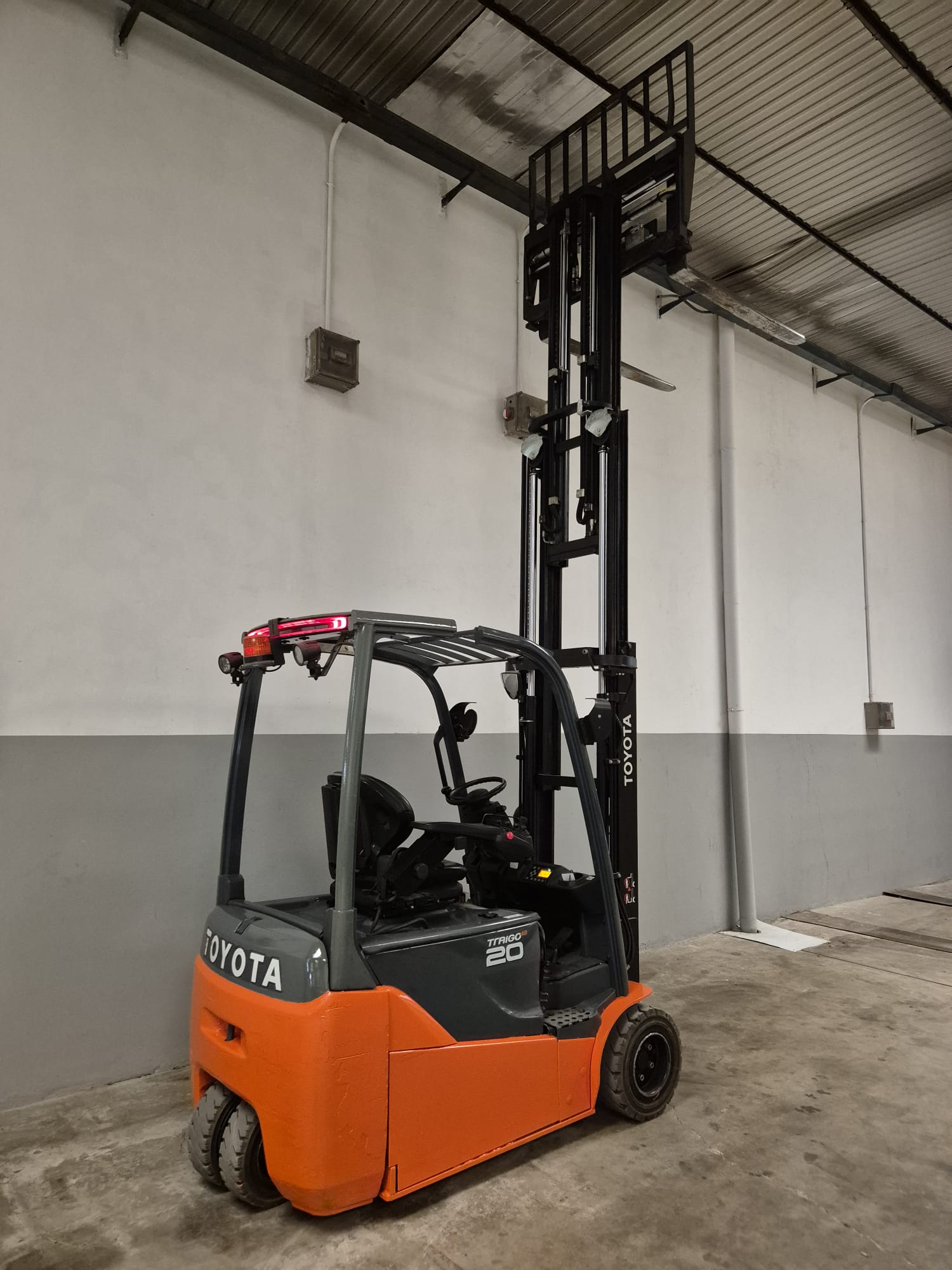 ELECTRICA 3 RUEDAS TOYOTA 8FBE20T - Imagen 3